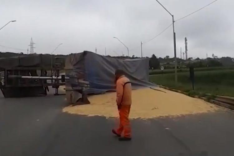 Carreta tomba e derrama carga de soja na BR-116 em Vitória da Conquista