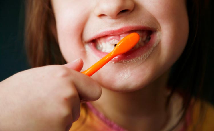 Garota de 5 anos perfura garganta pulando na cama enquanto escovava os dentes