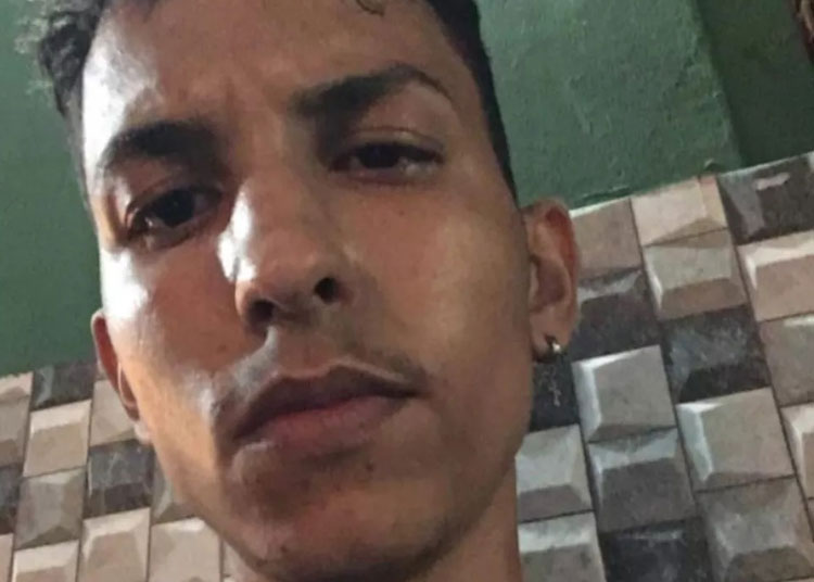 Jovem morre após perder o controle de motocicleta e ser atropelado por ônibus no sul da Bahia