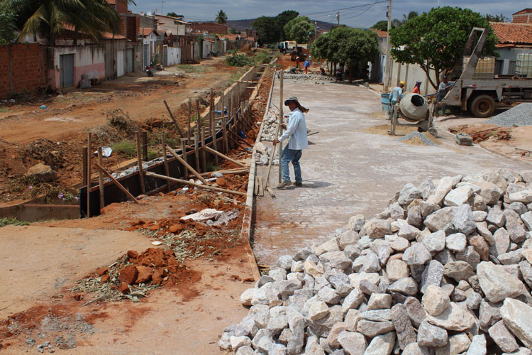 Brumado: Após cinco meses, prefeitura retoma obras paradas na Padre Cícero