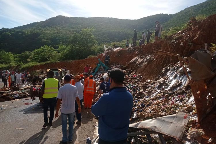 BA-148: Motorista fica preso às ferragens após caminhão tombar em Rio de Contas