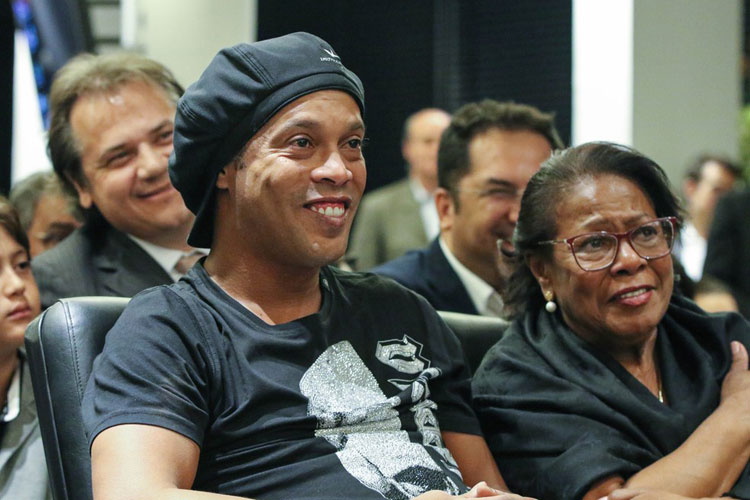 Internada em dezembro, mãe de Ronaldinho morre aos 71 anos de Covid-19