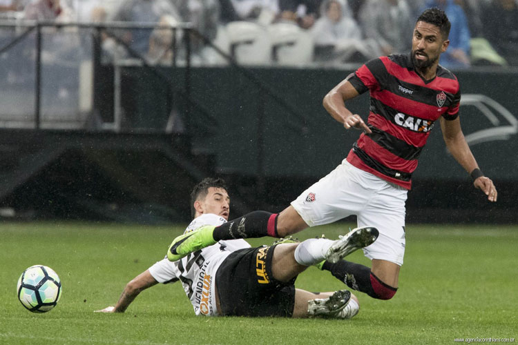 Vitória vence e tira invencibilidade do Corinthians no Campeonato Brasileiro
