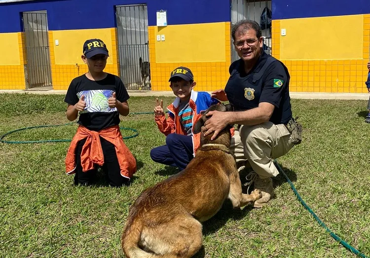 Cães policiais da PRF recebem visita de crianças em Vitória da Conquista