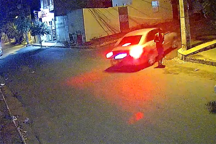 Carro desgovernado cruza avenida em alta velocidade em Brumado