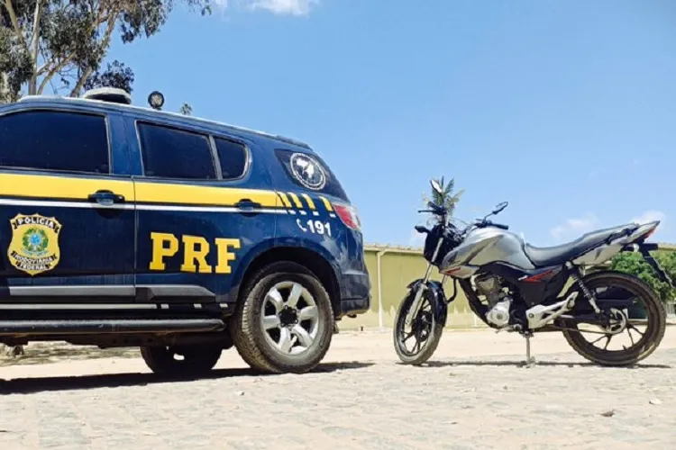 PRF recupera motocileta roubada em posto de gasolina na cidade de Poções