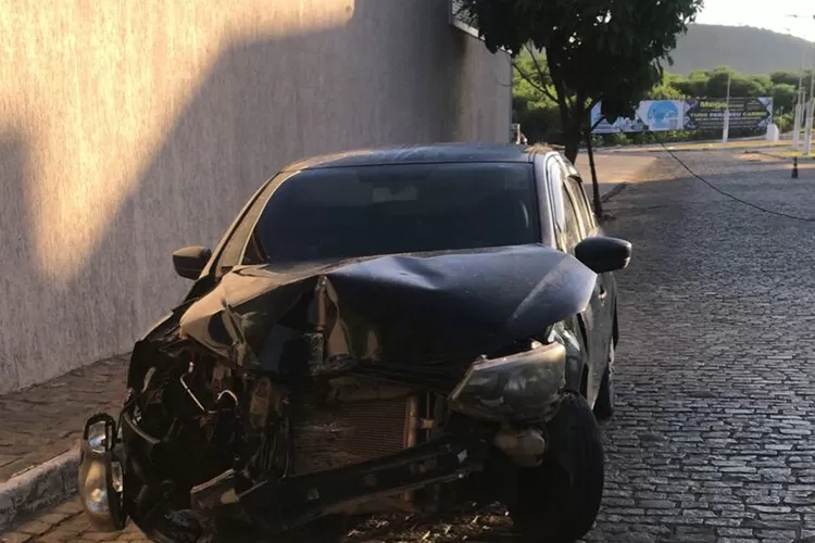 Brumado: Motorista perde controle e bate em poste no Bairro Santa Tereza