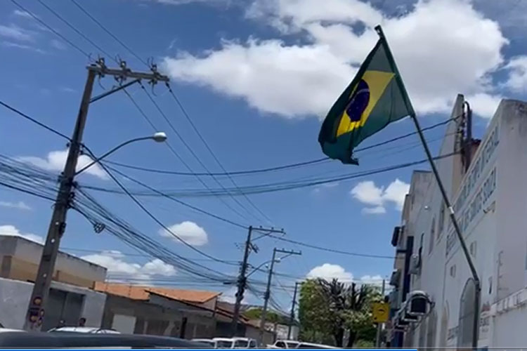 Brumado: Prefeito bolsonarista brinca com vice comunista após instalar bandeira do Brasil