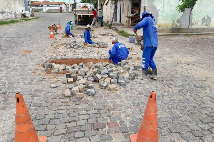 Brumado: Longe da briga entre prefeitura e Embasa, Seinfra e SMTT iniciam operação tapa buracos