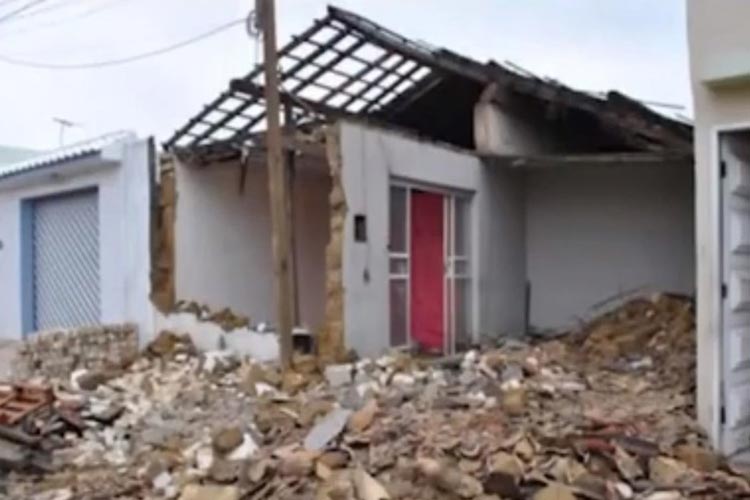 Casa desaba parcialmente em Vitória da Conquista