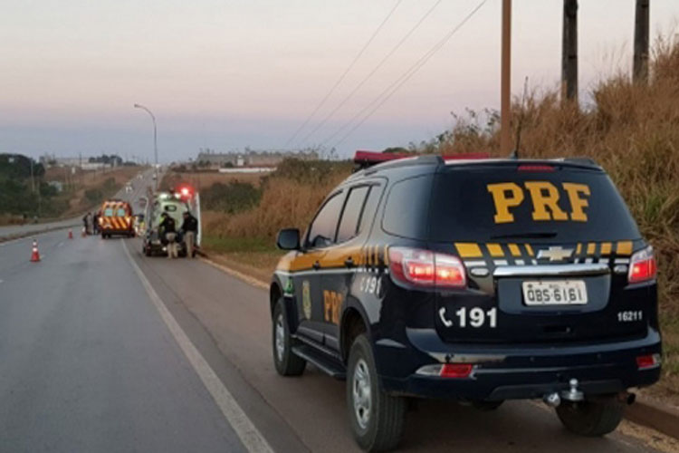 Criança de 4 meses morre ao cair de bebê conforto e ser atropelada por carreta