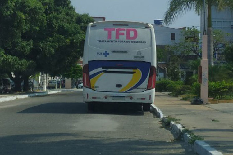 Após descaso, prefeitura de Guanambi contrata ônibus com banheiro para transporte de pacientes