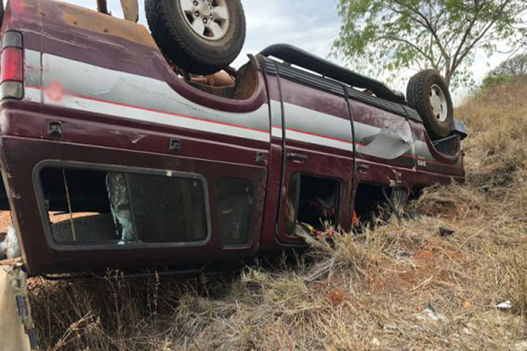 BA-156: Carro capota após bater em caminhão baú no município de Macaúbas
