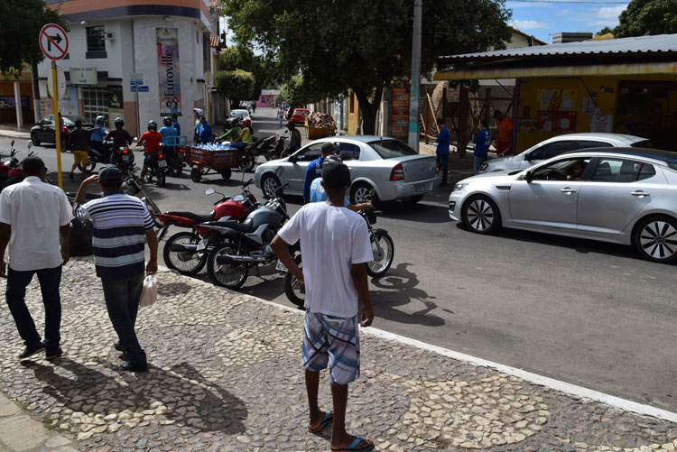 Brumado: Motoristas reprovam nova sinalização na Placídia Rizério, via de acesso à prefeitura
