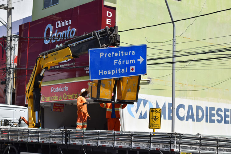 DNIT realiza renovação de placas guias no centro de Brumado