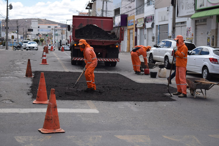 Centro comercial de Brumado recebe tapa-buracos para recapeamento asfáltico