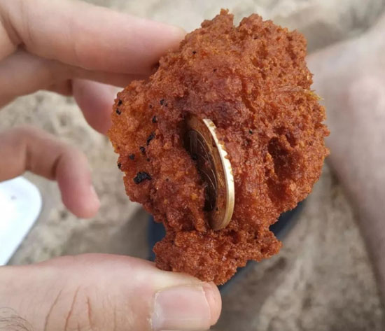 Moeda de R$ 1 é achada em bolinho de acarajé vendido em praia de Salvador