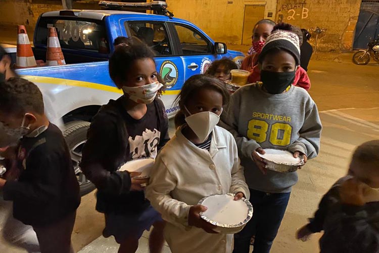 2ª CIPRV e Cicom de Vitória da Conquista distribuem quentinhas, sopas e máscaras no Bairro Jardim Valéria