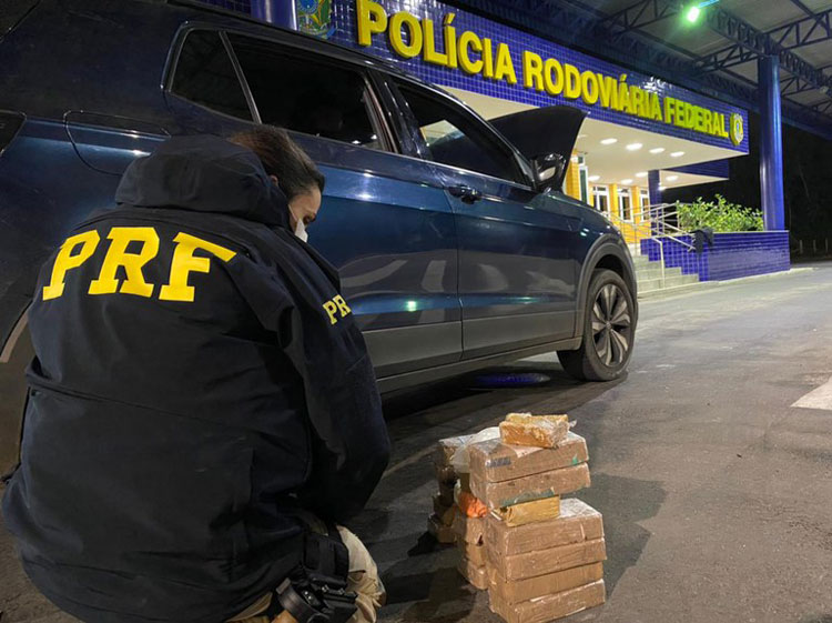 Vitória da Conquista: PRF apreende 16 kg de crack e 2 kg de cocaína após carro fugir de blitz