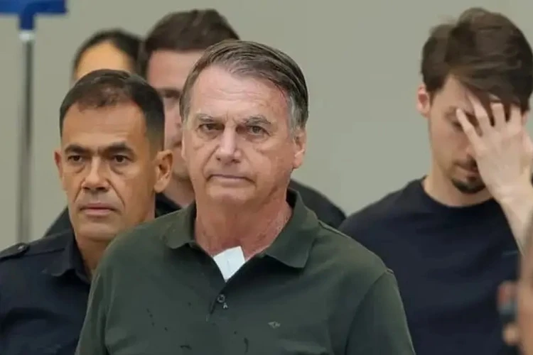 Alexandre de Moraes autoriza visita de filhos de Jair Bolsonaro durante internação