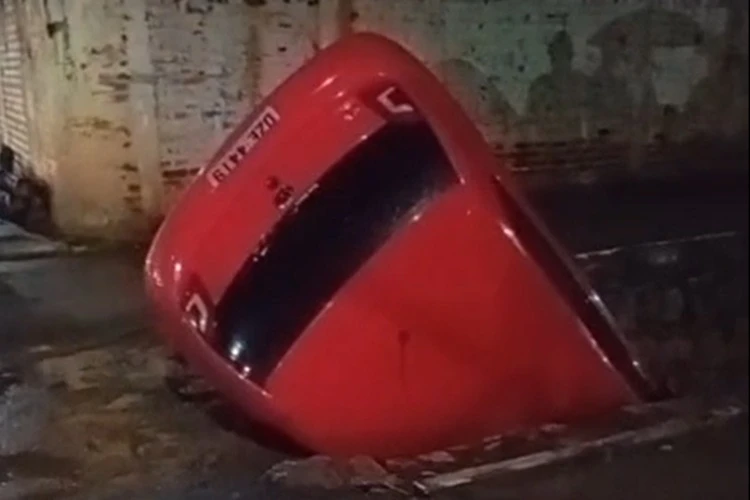 VÍDEO: Motorista perde controle e carro vai em córrego em Caetité