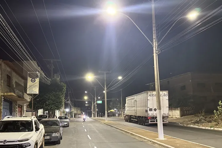 'Cidade Iluminada': Prefeitura restaura iluminação pública em Brumado