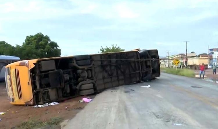 Quatro pessoas morrem e mais de 20 ficam feridas após ônibus tombar em rodovia do oeste da Bahia