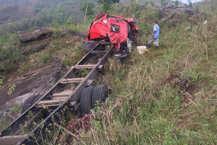 Motorista de Dom Basílio morre após caminhão tombar na Serra do Marçal