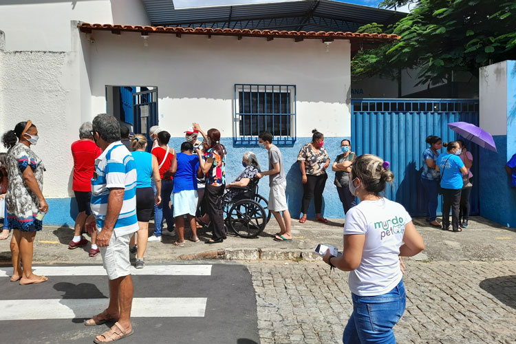 Aglomeração com muita reclamação na fila para vacinação contra a Covid-19 em Brumado