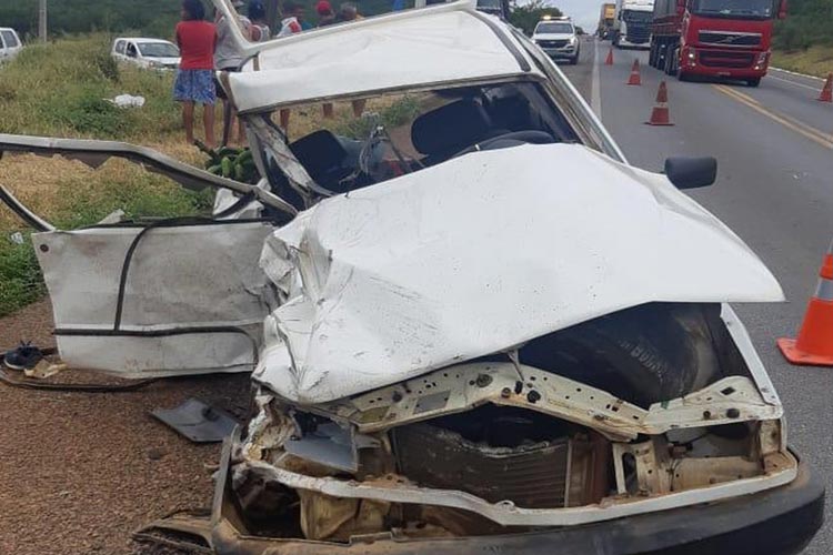 Boa Nova: Mulher morre e homem fica ferido após carro batida entre dois carros na BR-116