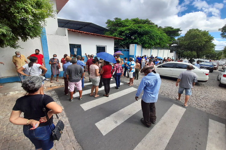 Aglomeração com muita reclamação na fila para vacinação contra a Covid-19 em Brumado