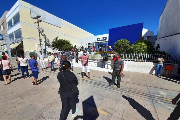 Brumado: Populares se revoltam e denunciam comercialização de vagas na fila da Caixa Econômica Federal