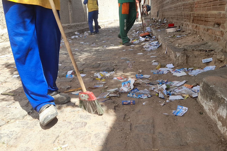 Eleições 2022: Garis trabalham dobrado para retirar lixo eleitoral deixado em Brumado