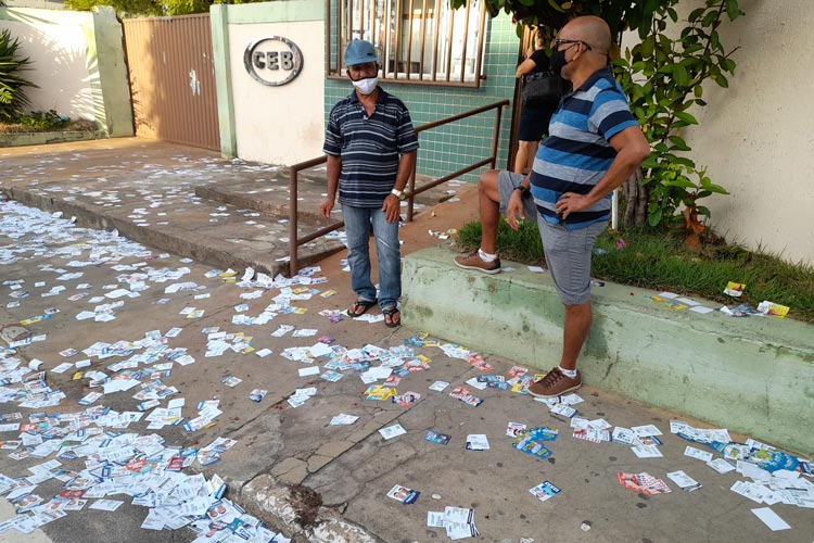 Brumado: Idosos foram cedo para votação e reclamam do lixo eleitoral espalhado nas ruas da cidade