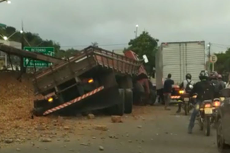 Motorista fica ferido após caminhão perder frenagem na BR-030 em Caetité