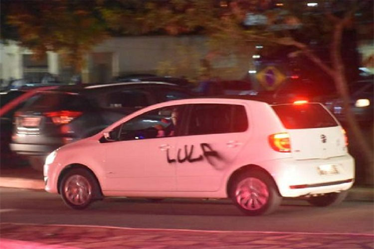 Carros de bolsonaristas são pichados com o nome de Lula em Vitória da Conquista