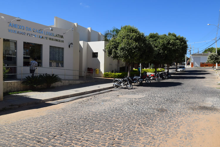 Bandidos roubam moto e bolsa de dona de casa em frente à Câmara de Vereadores de Brumado