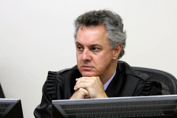 Relator da Lava Jato no TRF determina que Lula não deixe prisão