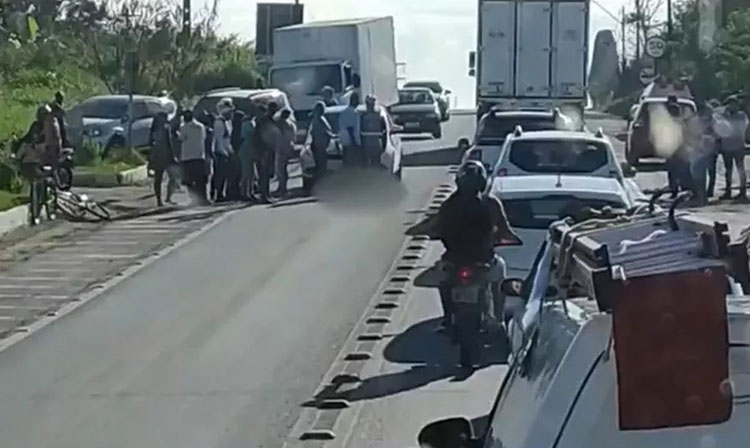 Idosa morre atropelada por carro enquanto atravessava trecho da BR-415 em Itabuna