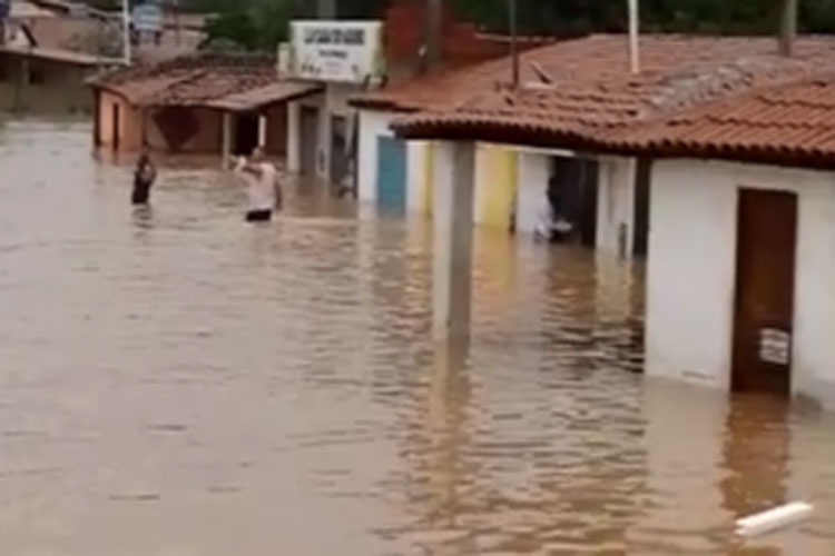 Moradores de Mirante estão sem energia e incomunicáveis por conta das fortes chuvas