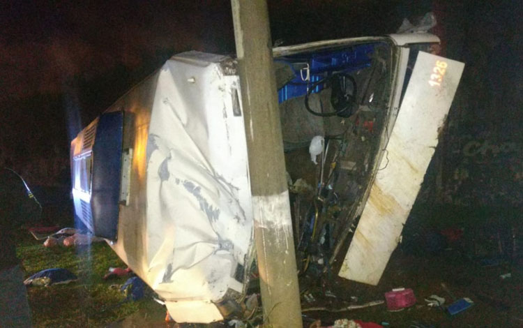 Ônibus cai de viaduto e deixa 2 mortos e 40 feridos em Goiânia