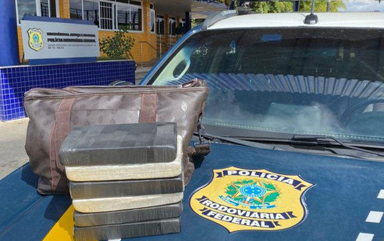 Vitória da Conquista: Mulher é flagrada transportando 6 kg de cocaína em ônibus na BR-116