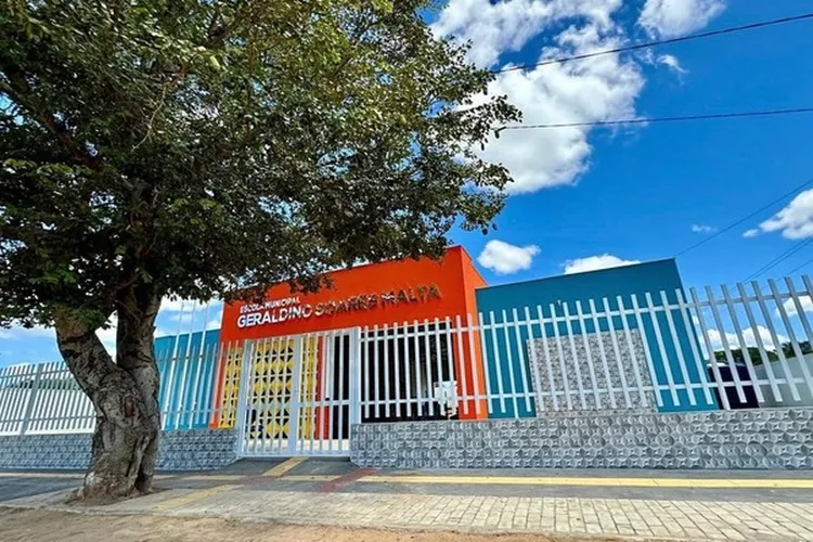 Prefeito inaugura mais uma escola com padrão de excelência em Malhada de Pedras