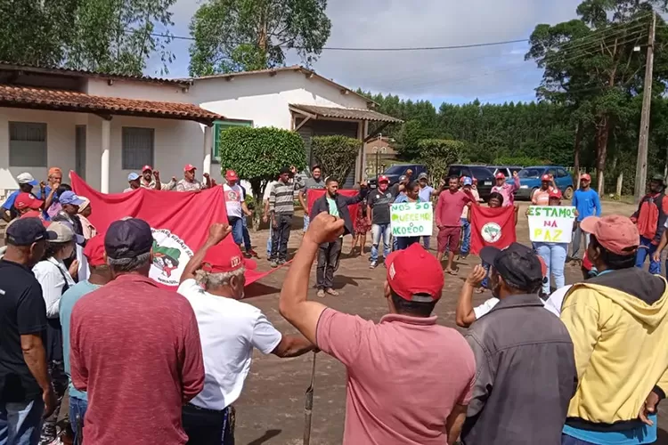 Integrantes do MST invadem escritório de empresa em Maracás