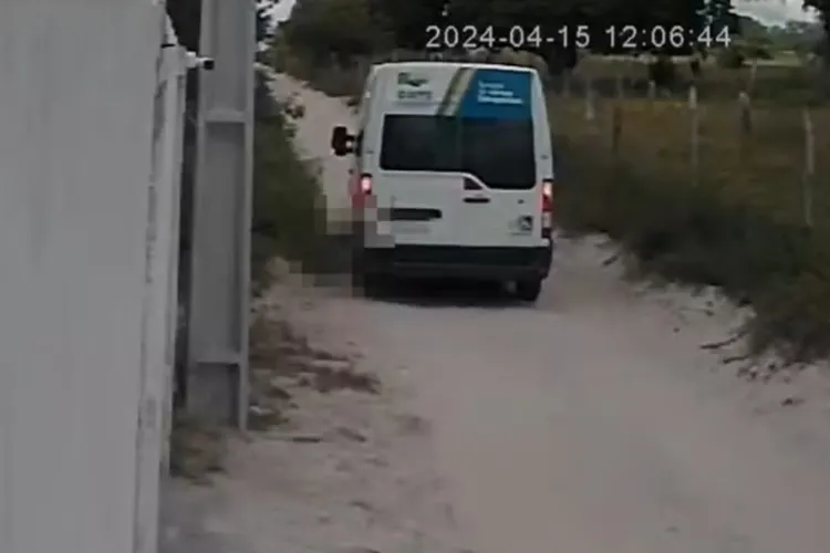 Criança de 4 anos desce de van escolar e é atropelada em Conceição do Coité