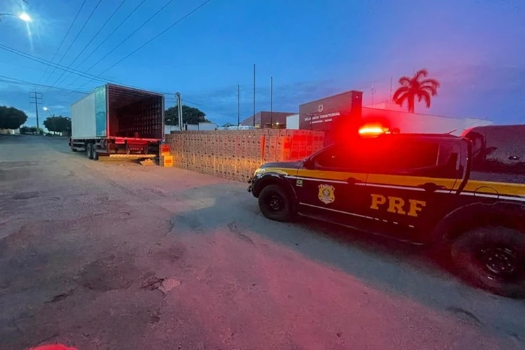 PRF apreende 380 mil maços de cigarros contrabandeados durante ação em Correntina