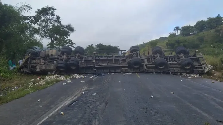 Teodoro Sampaio: Duas pessoas morrem em acidente entre carreta e caminhonete na BR-101