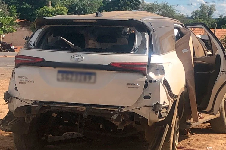 Colisão entre caminhão e caminhonete mata idoso e mulher na BR-030 em Caetité