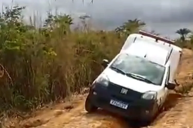 Ambulância cai em buraco em estrada vicinal do Distrito de Maniaçu em Caetité