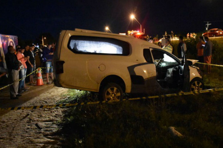 Homem de 58 anos morre após colidir caminhonete com carreta em Vitória da Conquista